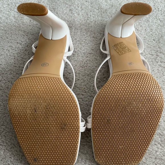 White heels - Picture 6 of 7